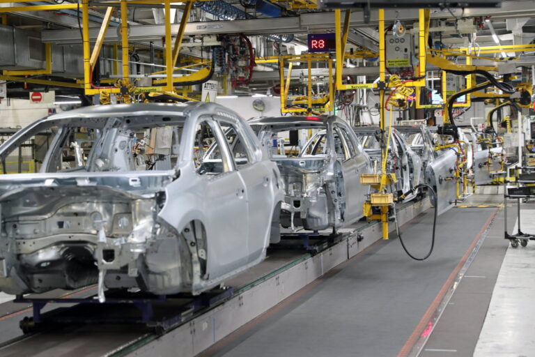 La Covid attaque l’industrie auto mais ne la vainc pas