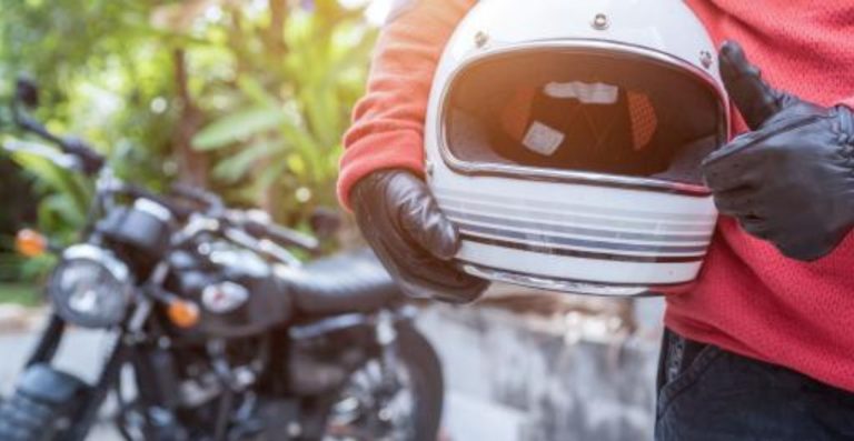 TotalEnergies promeut la sécurité routière et le port du casque à moto