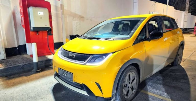Un taxi électrique à Tunis, symbole d’une mobilité en transition